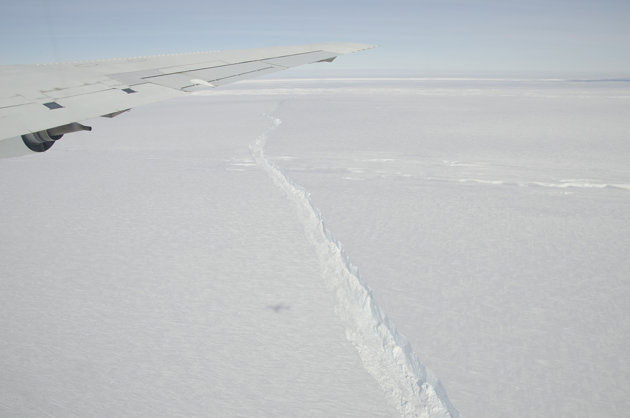 Picture 2 of Discovered a huge crack in the Antarctic glacier