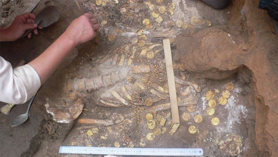 Discovered a tomb full of treasures in southern Russia images 1