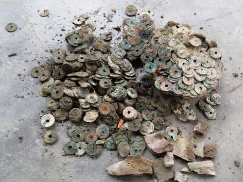 Picture 1 of Discovered an ancient pot weighing nearly 10kg