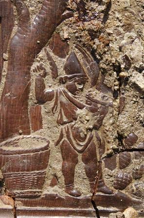 Picture 1 of Discovered the wooden throne of Roman times