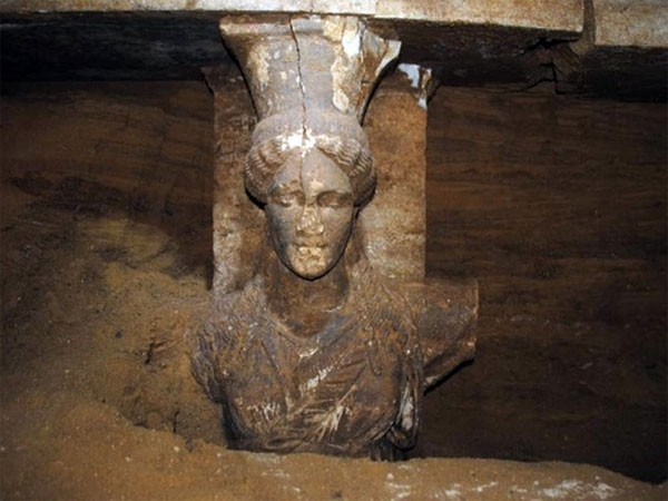 Picture 2 of Discovered two female statues in the Amphipolis tomb area