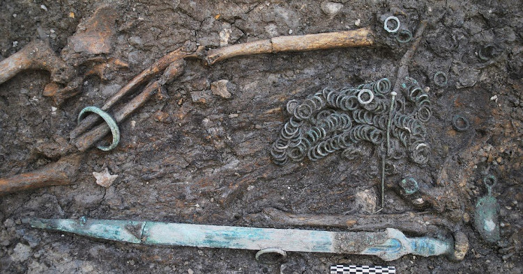 Picture 1 of Discovering 4,000-year-old bows and boxes in Switzerland