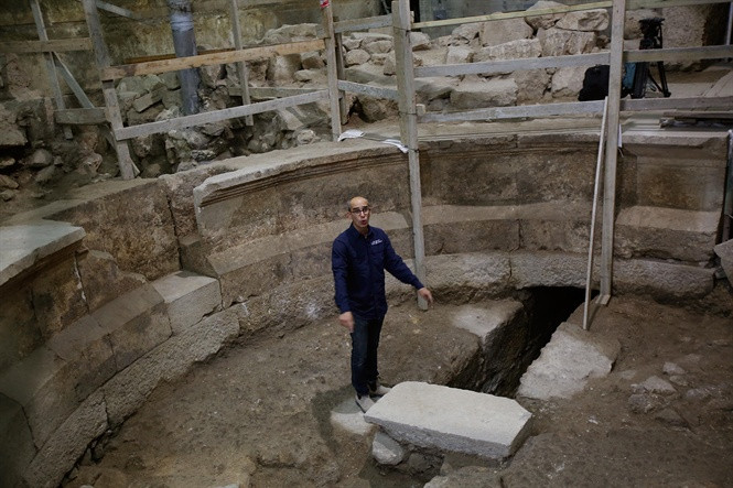 Picture 1 of Discovering a vestige of a Roman theater underfoot