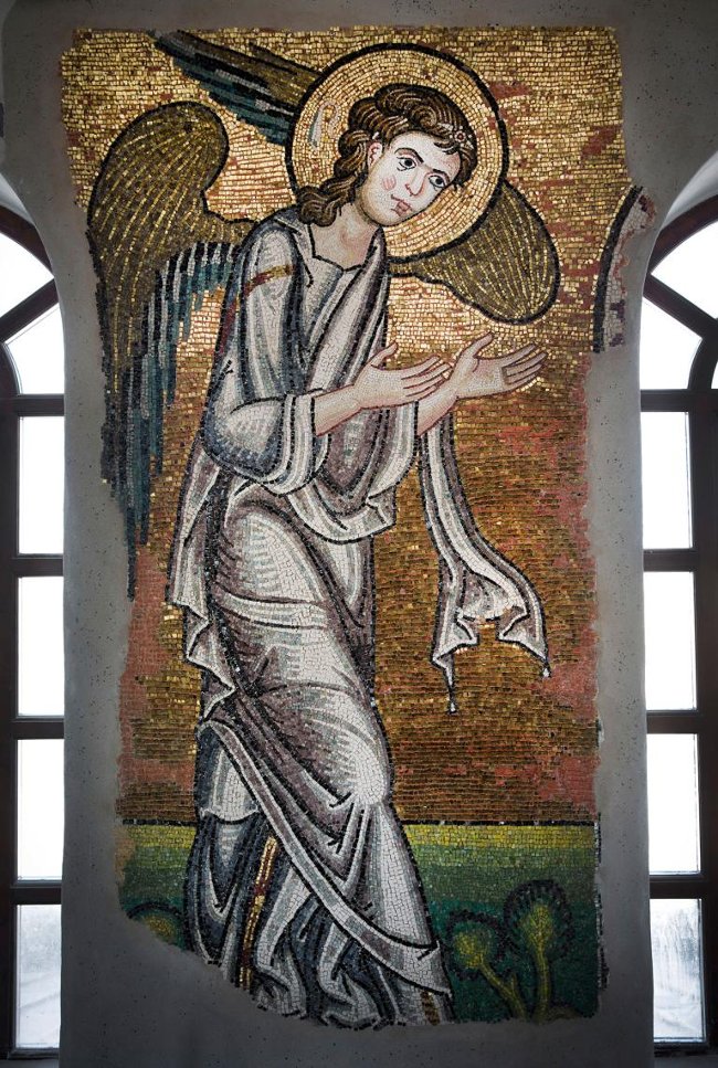 Picture 1 of Discovering the portrait of gold encrusted angel where Jesus was born