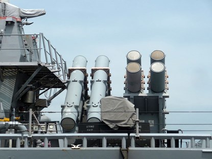Picture 4 of Discovering the power of US destroyer USS Fitzgerald has docked in Da Nang port