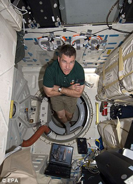 Picture 6 of Discovery ship connects to the ISS for the last time