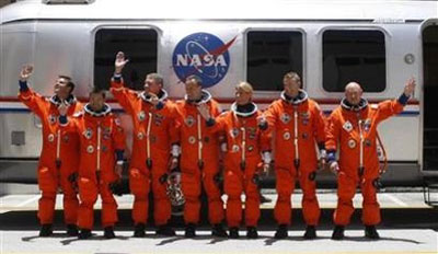 Picture 3 of Discovery ship flew into space