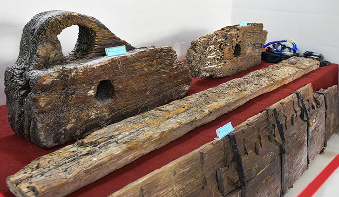 Picture 4 of Display of antiquities in 9 shipwrecks