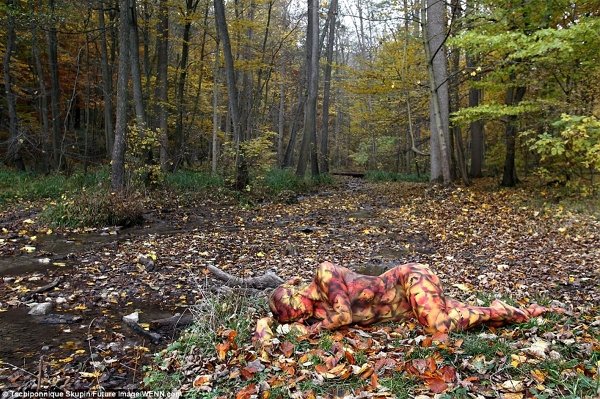 Picture 5 of Do you see nude models in photos?