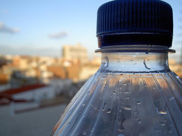 Picture 2 of Don't inject plastic bottles to reuse many times, incalculable hazards