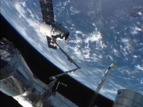 Picture 3 of Dragon ships successfully assembled with ISS