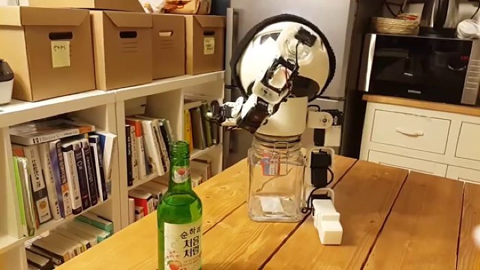 Picture 1 of Drinky: The world's first drinking buddy robot was born in Korea