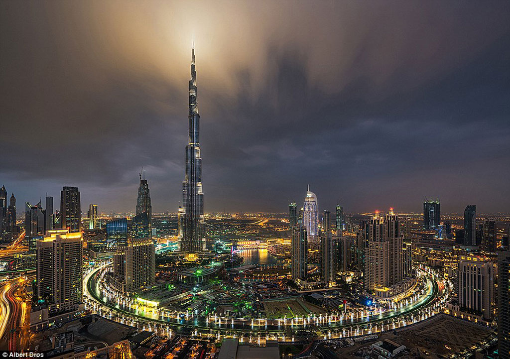 Picture 10 of Dubai is like a city in a fantasy film at night