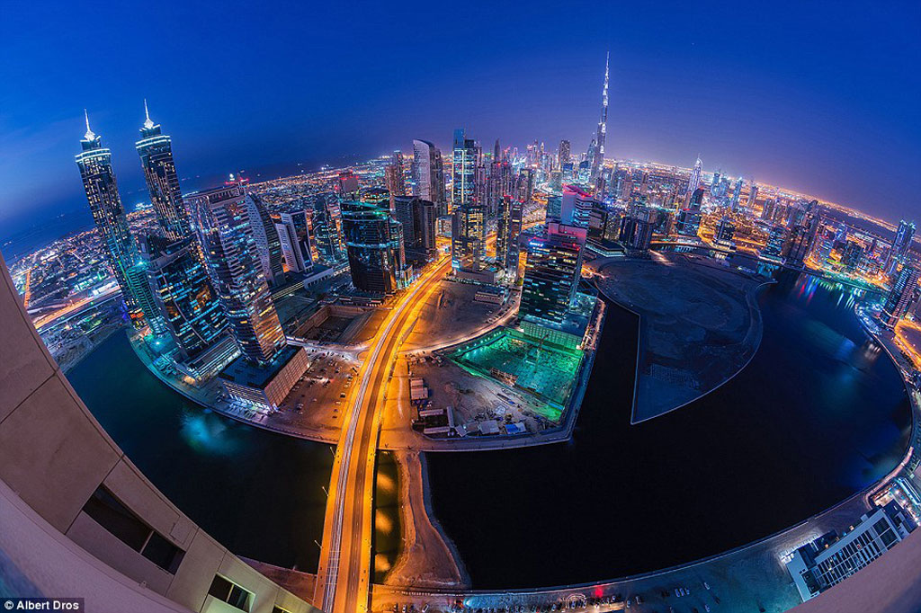Picture 9 of Dubai is like a city in a fantasy film at night