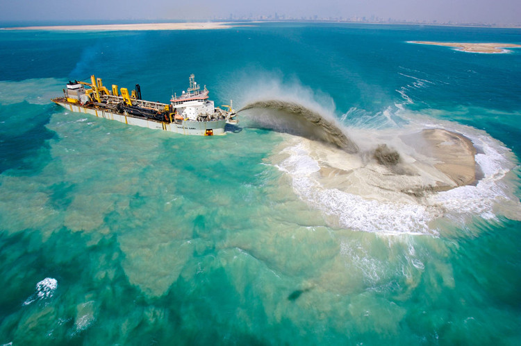 Picture 14 of Dubai's huge island encroachment