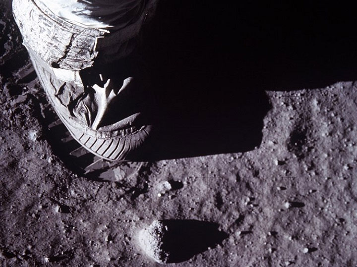 Picture 2 of Due to the Apollo astronaut's fault, the Moon's temperature has increased in the past 40 years