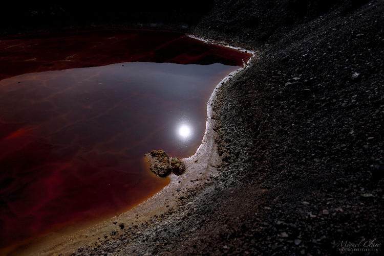 Picture 1 of Dumping a full moon in the shadow of a Martian red lake