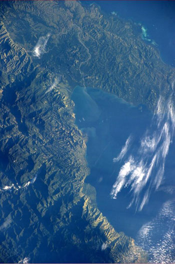 Picture 10 of Earth through astronaut prism