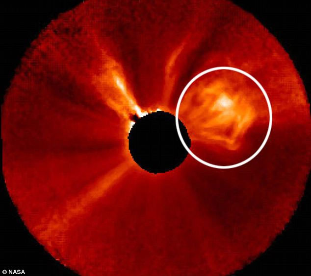 Picture 1 of Earth welcomes the new year in the solar storm