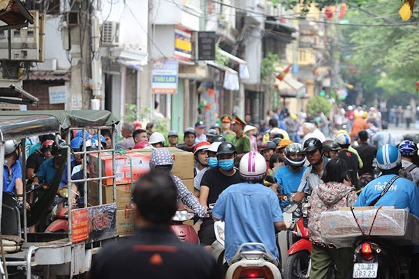 Picture 3 of Earthquake in Hanoi, high-rise apartment shaking