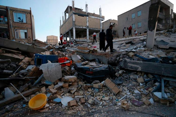 Picture 2 of Earthquake on Iran-Iraq border: There are nearly 7,000 people dead
