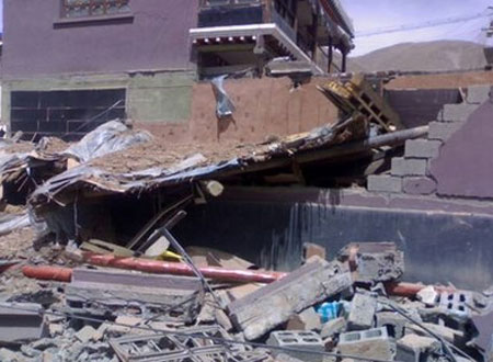 Picture 1 of Earthquakes in China killed 400 people