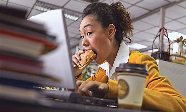Picture 1 of Easy to die due to lunch at the desk