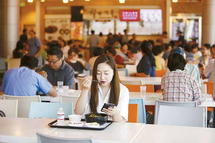 Picture 2 of Eating alone is really harmful?