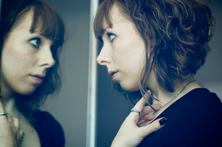 Picture 1 of Effects turn the face in the mirror into a scary image