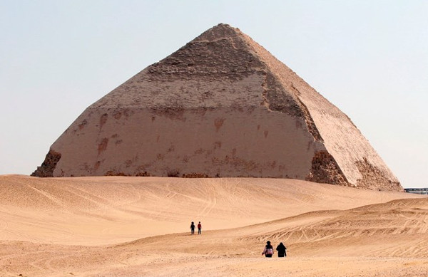 Picture 1 of Egypt launches the pyramid project with a radar scanner
