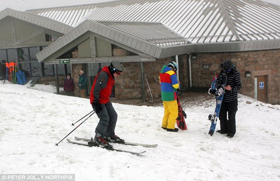 Picture 1 of England suddenly received heavy snow in mid-May