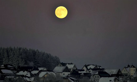 Picture 1 of Enjoy the biggest moon in over a decade