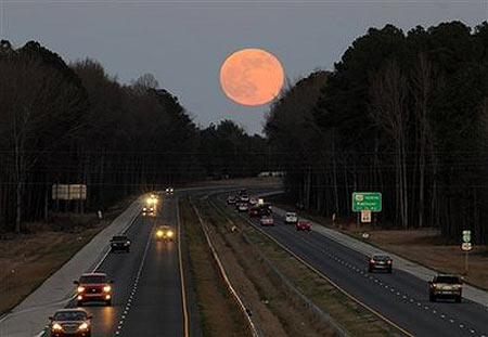 Picture 3 of Enjoy the biggest moon in over a decade