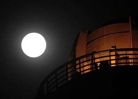 Picture 4 of Enjoy the biggest moon in over a decade