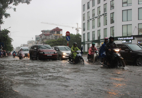 Picture 2 of Entering the capital of Hanoi, the storm weakened into a tropical depression
