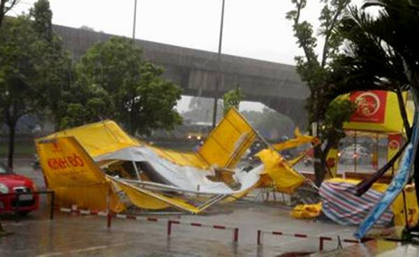 Picture 3 of Entering the capital of Hanoi, the storm weakened into a tropical depression