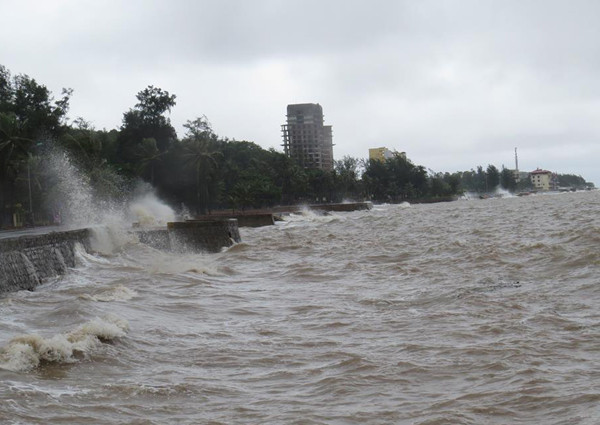 Picture 5 of Entering the capital of Hanoi, the storm weakened into a tropical depression