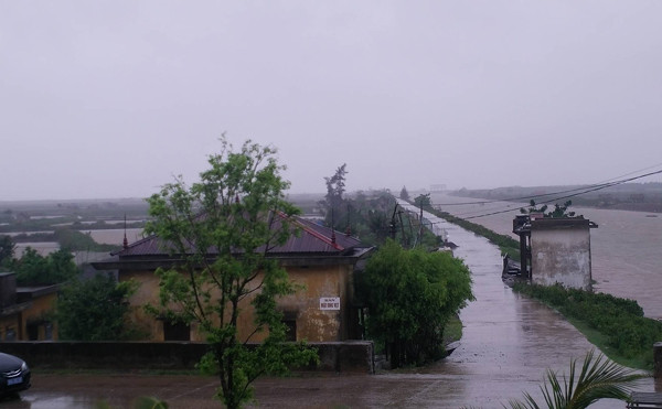 Picture 7 of Entering the capital of Hanoi, the storm weakened into a tropical depression