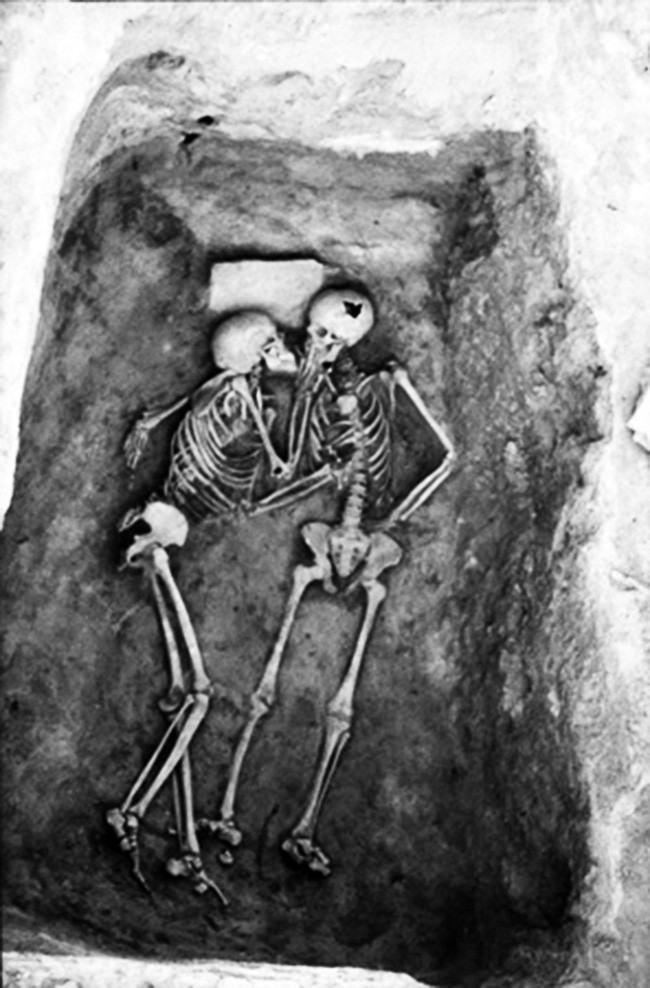 Picture 1 of Eternal love through a kiss photo of 2,800 years has touched many people