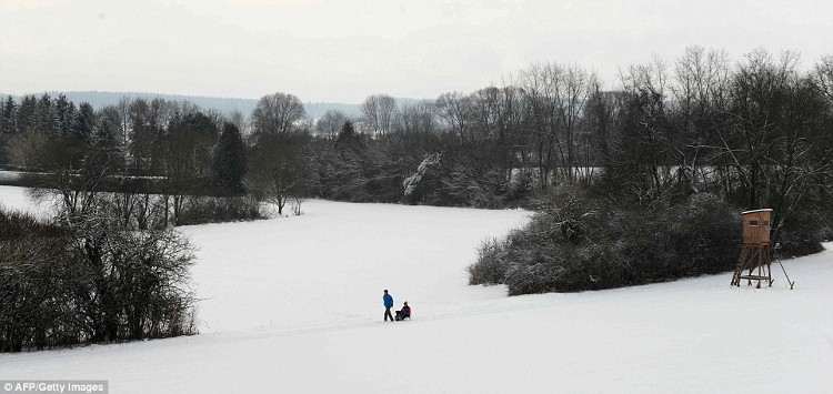 Picture 10 of Europe sinks in the snow and ice between