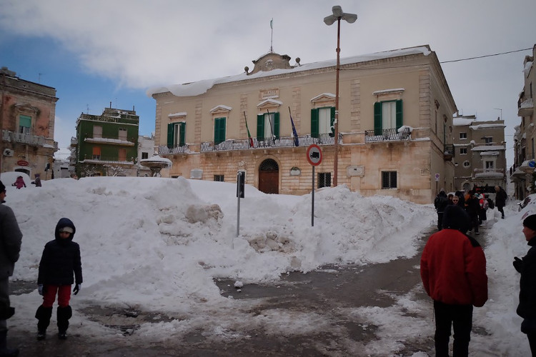 Picture 13 of Europe sinks in the snow and ice between