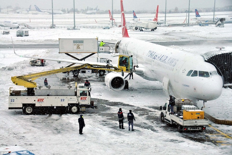 Picture 8 of Europe sinks in the snow and ice between