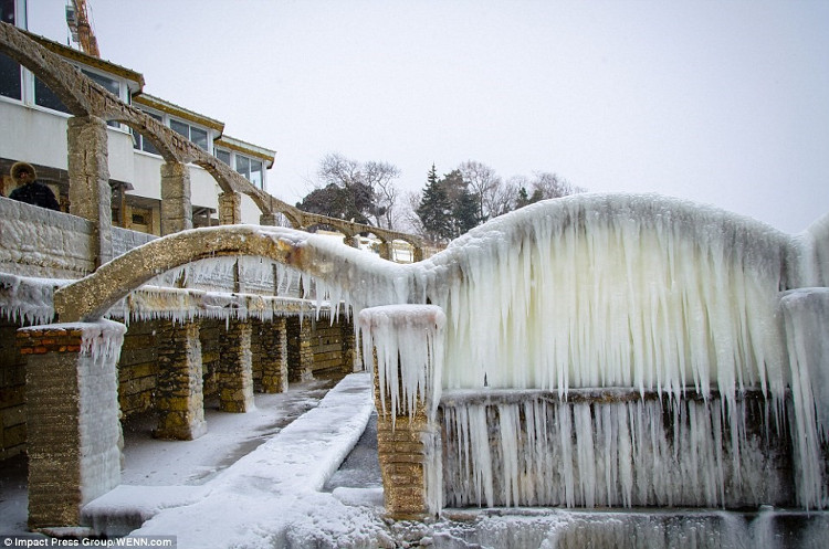 Picture 9 of Europe sinks in the snow and ice between