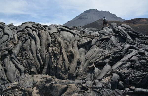 Picture 2 of Evidence of collapsing volcanoes that cause the greatest tsunami in history