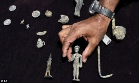 Picture 3 of Excavation of Cleopatra's property under the ocean