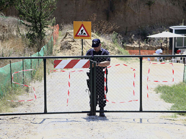 Picture 3 of Excavation of the grave involves Alexander the Great in Greece