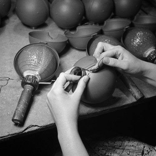 Picture 3 of Exotic grenade like 'sticky glue' during World War II