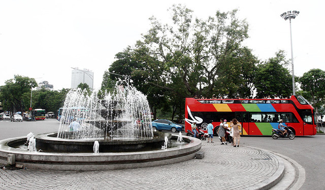 Picture 14 of Experience the first two-floor convertible bus in Hanoi