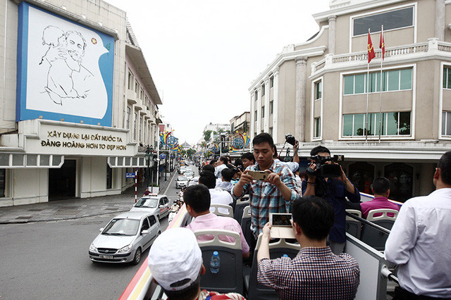 Picture 19 of Experience the first two-floor convertible bus in Hanoi