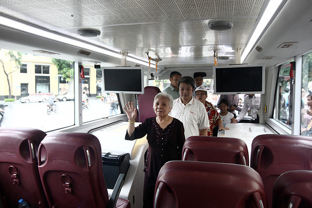 Picture 8 of Experience the first two-floor convertible bus in Hanoi